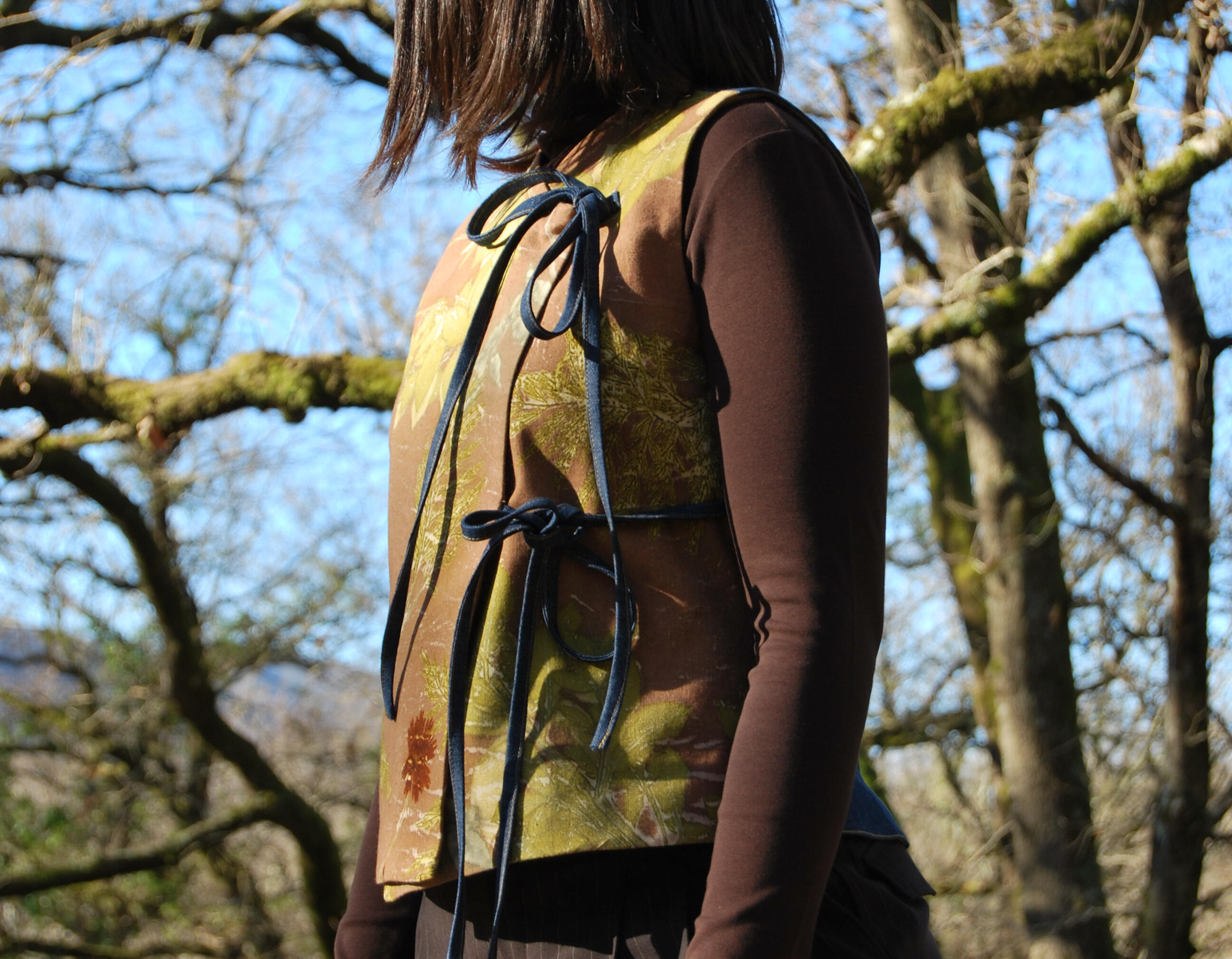 Bolso gris con estampado floral.