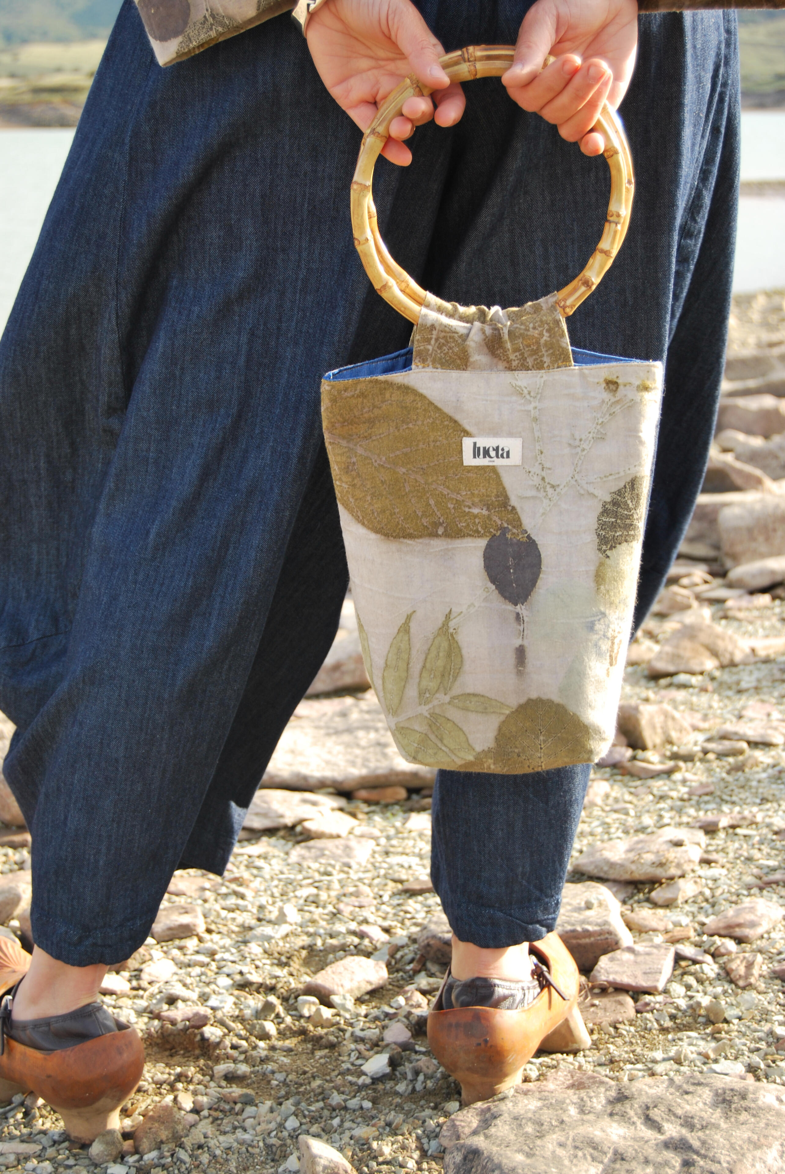 Bolso Gris Bolso gris con estampado floral.