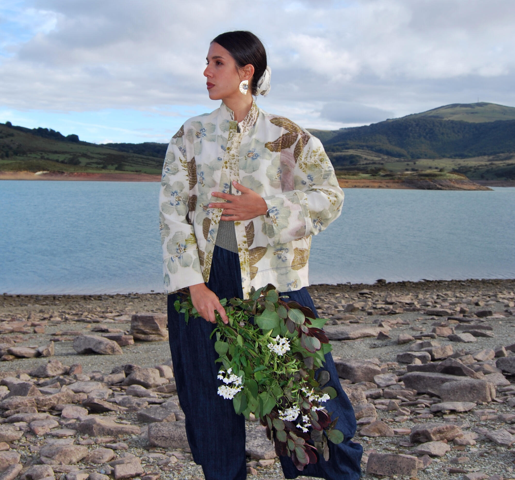 Bolso Gris Bolso gris con estampado floral.