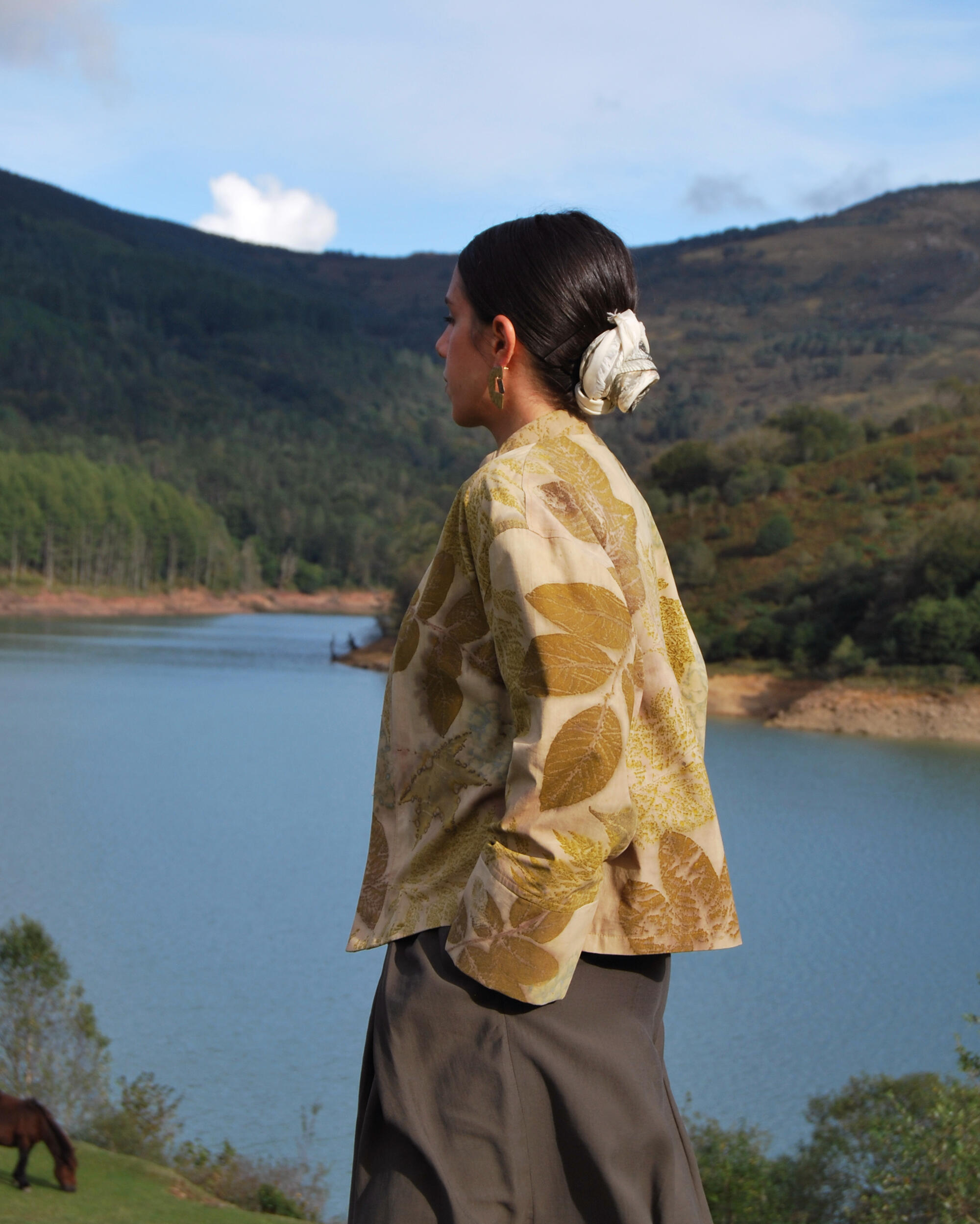 Bolso gris con estampado floral.